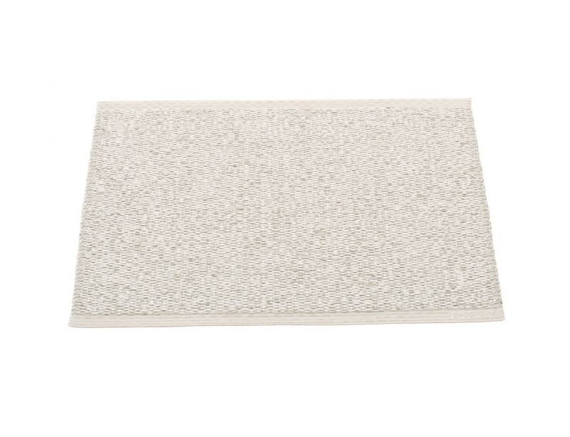 Svea Kunststoffteppich 70x50 cm in Stein Metallic von Pappelina, ein robuster und pflegeleichter Teppich.